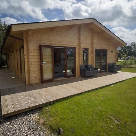 Sundance Lodge, Fantastic New Cabin With Hot Tub - Sleeps 6 - Largest In Felmoor Park Morpeth Bilik gambar