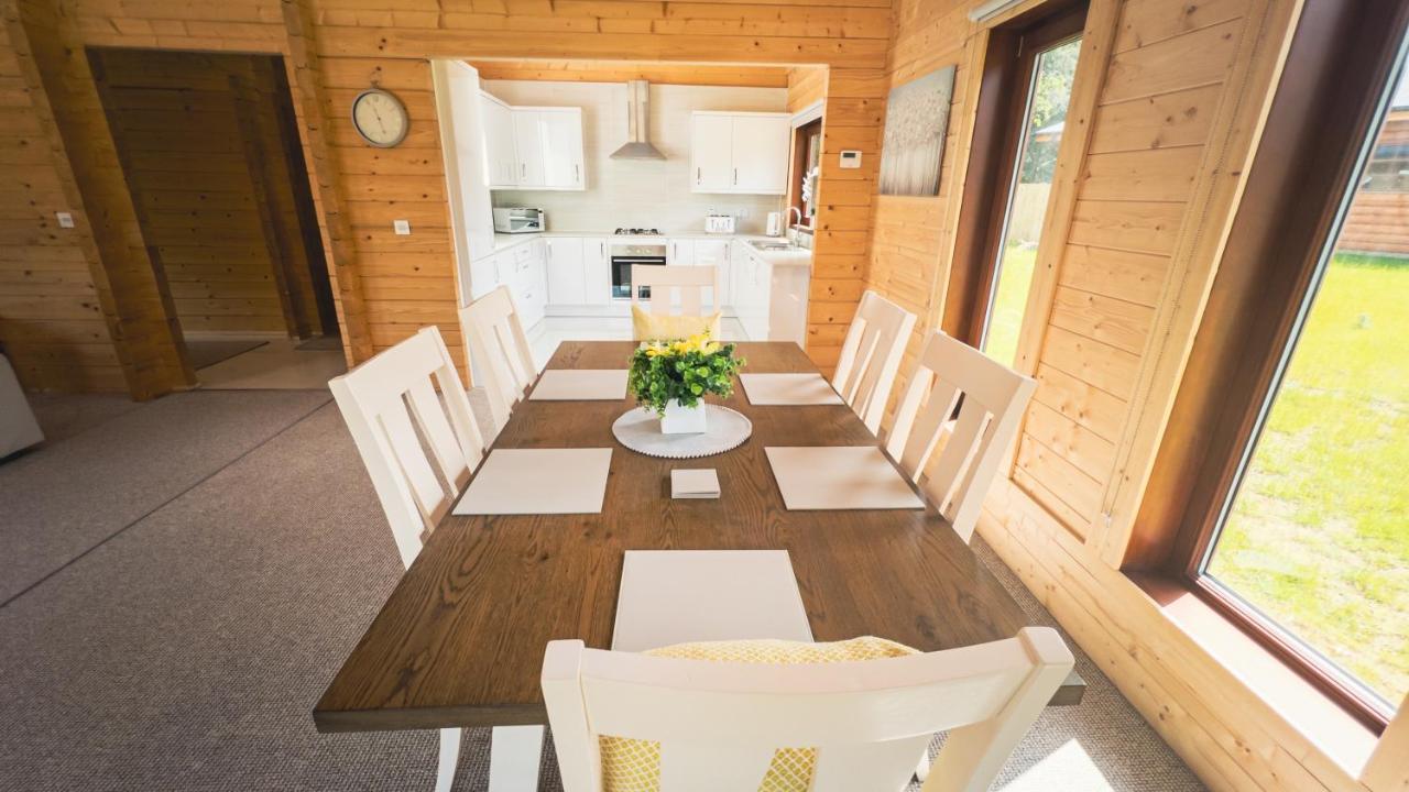 Sundance Lodge, Fantastic New Cabin With Hot Tub - Sleeps 6 - Largest In Felmoor Park Morpeth Luaran gambar