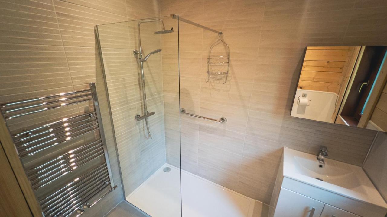 Sundance Lodge, Fantastic New Cabin With Hot Tub - Sleeps 6 - Largest In Felmoor Park Morpeth Luaran gambar