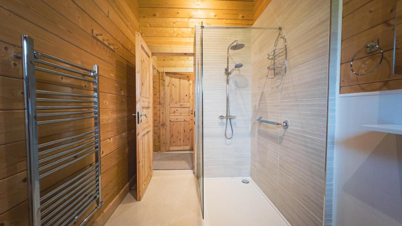Sundance Lodge, Fantastic New Cabin With Hot Tub - Sleeps 6 - Largest In Felmoor Park Morpeth Luaran gambar