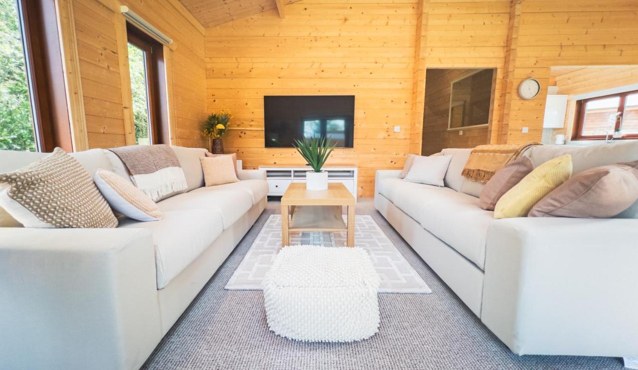 Sundance Lodge, Fantastic New Cabin With Hot Tub - Sleeps 6 - Largest In Felmoor Park Morpeth Luaran gambar
