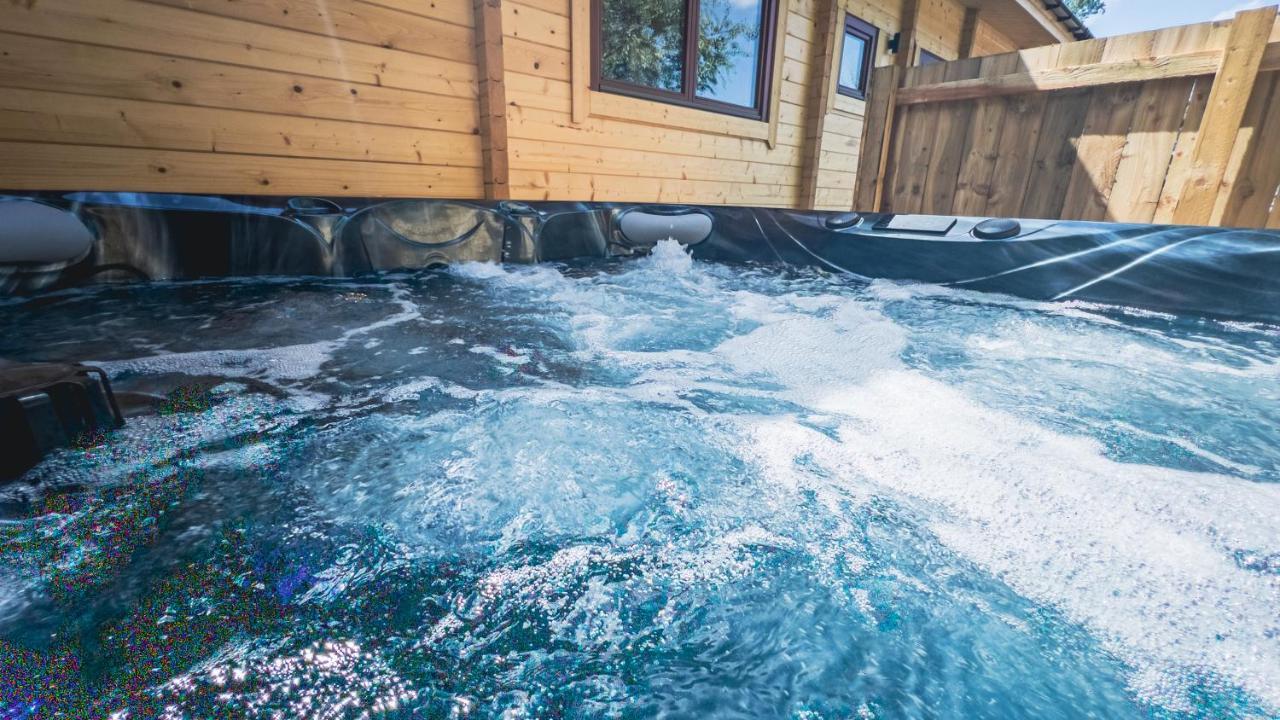 Sundance Lodge, Fantastic New Cabin With Hot Tub - Sleeps 6 - Largest In Felmoor Park Morpeth Luaran gambar
