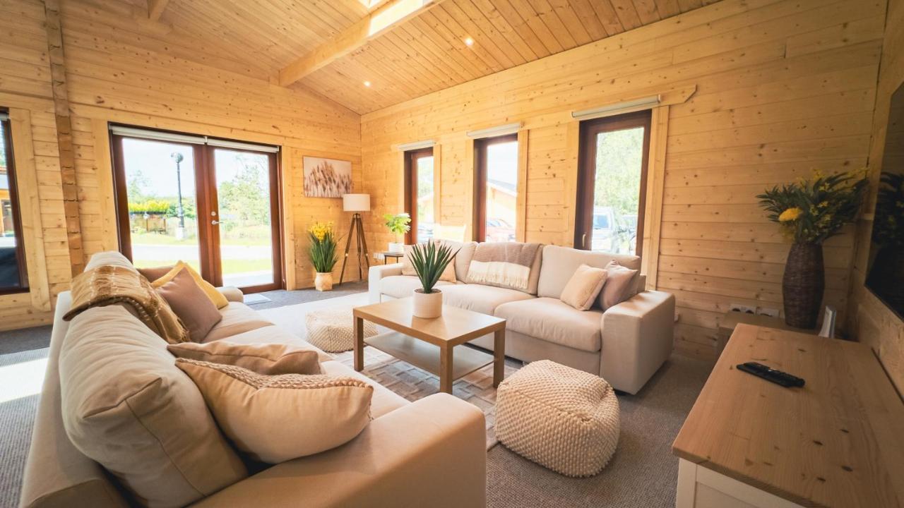 Sundance Lodge, Fantastic New Cabin With Hot Tub - Sleeps 6 - Largest In Felmoor Park Morpeth Luaran gambar