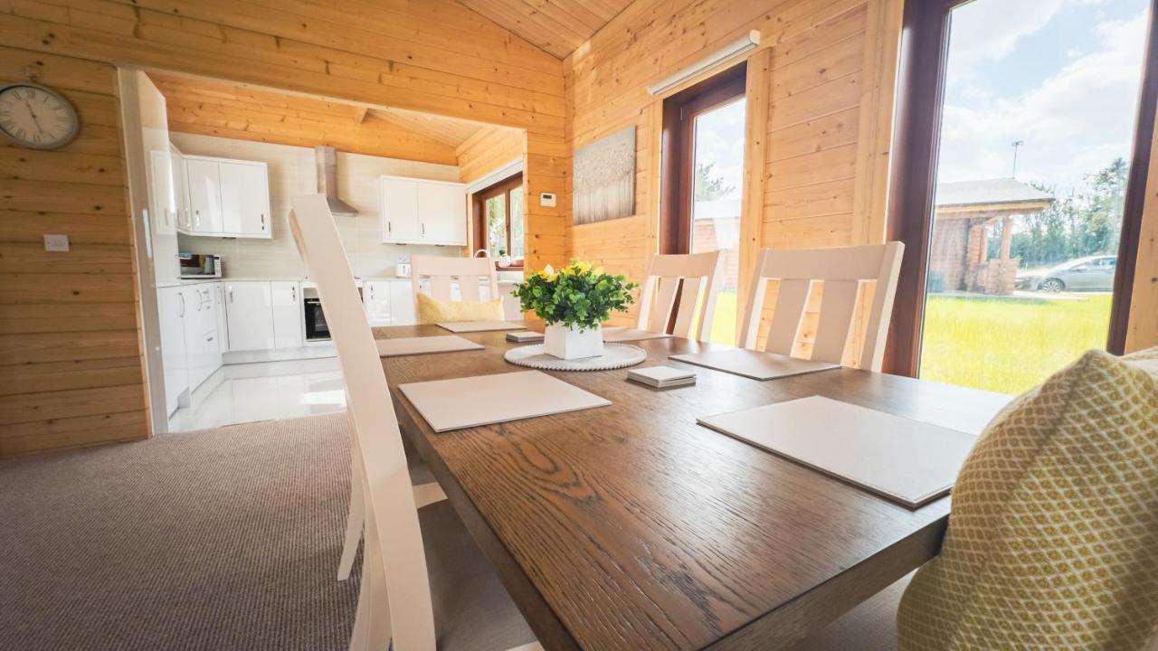 Sundance Lodge, Fantastic New Cabin With Hot Tub - Sleeps 6 - Largest In Felmoor Park Morpeth Luaran gambar