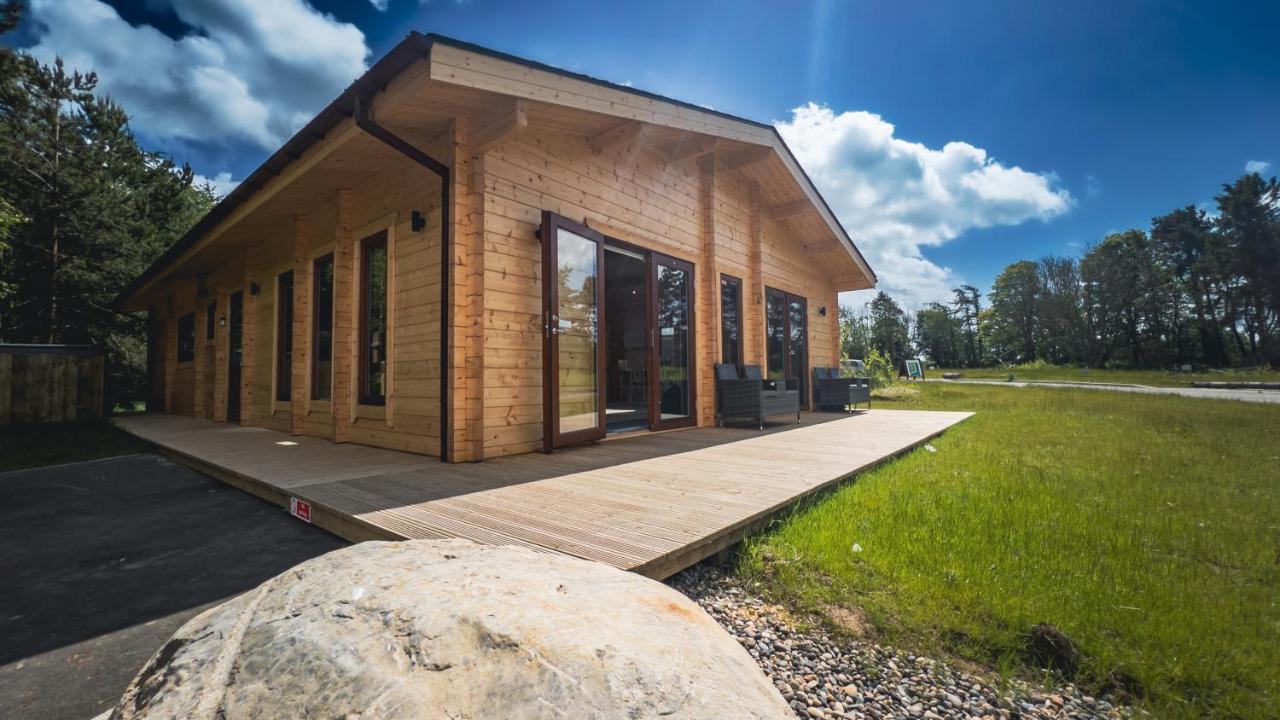 Sundance Lodge, Fantastic New Cabin With Hot Tub - Sleeps 6 - Largest In Felmoor Park Morpeth Luaran gambar