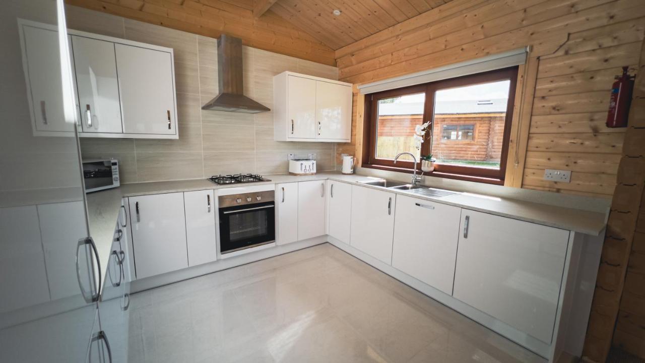 Sundance Lodge, Fantastic New Cabin With Hot Tub - Sleeps 6 - Largest In Felmoor Park Morpeth Luaran gambar
