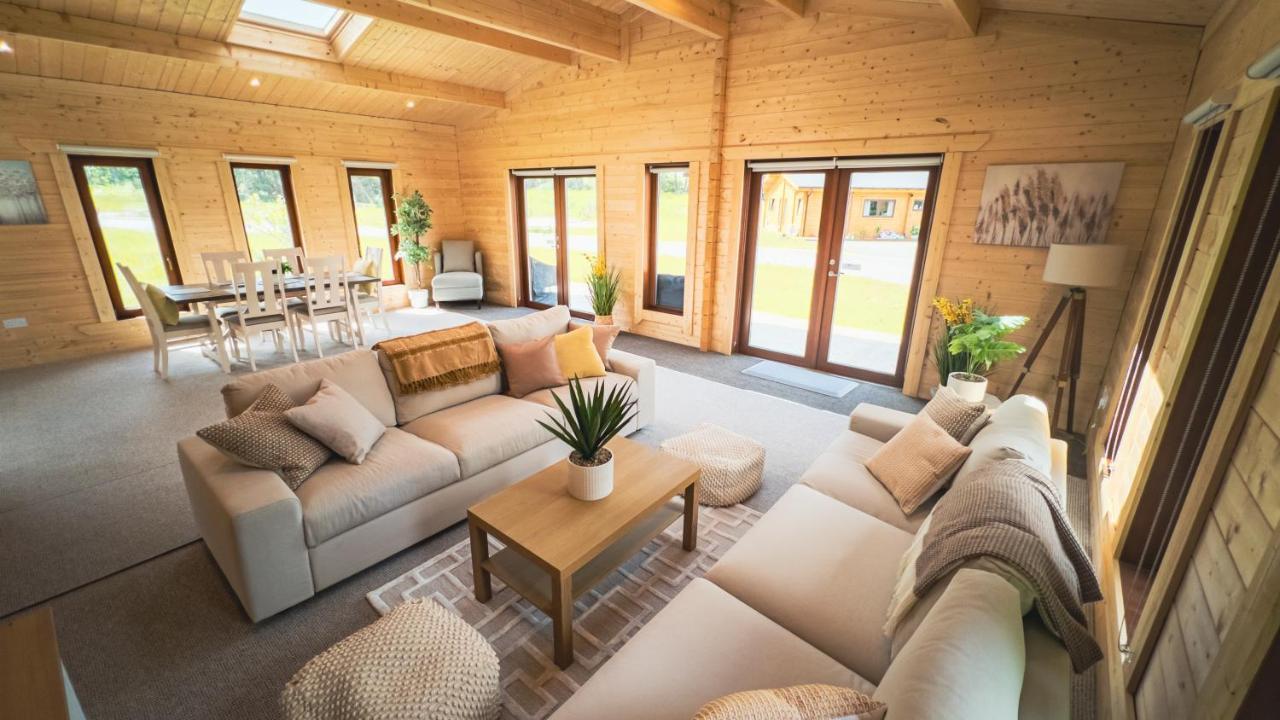 Sundance Lodge, Fantastic New Cabin With Hot Tub - Sleeps 6 - Largest In Felmoor Park Morpeth Luaran gambar
